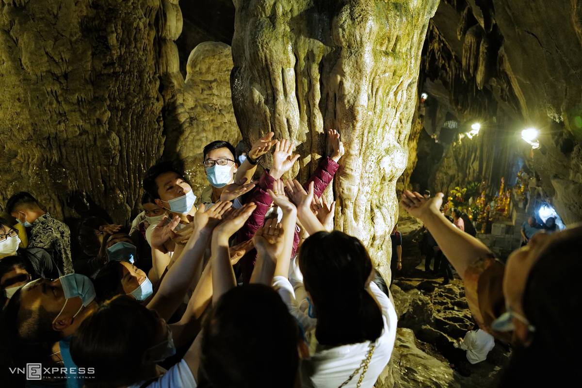 Tourist sites across Vietnam crowded again as Covid-19 situation subsides